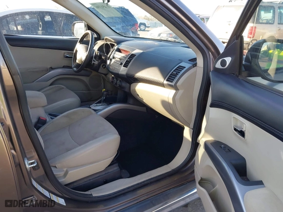 2011 Mitsubishi Outlander SE with VIN JA4AS3AW2BU034241, listed as a IAAI auction lot 41458396 with 100,024 mi miles. Bid and sale history available at carsss.com. Image 5.
