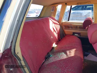 1984 Lincoln Town Car z VIN 1LNBP96FXEY671362, wystawiony jako IAAI lot #41367432 z przebiegiem 81 205 mil mil oraz . Historia ofert i sprzedaży dostępna na DreamBid. Obrazek 8.