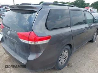 2012 Toyota Sienna XLE AAS z VIN 5TDYK3DC3CS240342, wystawiony jako IAAI lot #42172125 z przebiegiem 244 483 mil mil oraz . Historia ofert i sprzedaży dostępna na DreamBid. Obrazek 4.