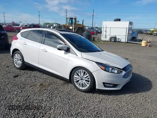 2017 Ford Focus Titanium z VIN 1FADP3N24HL308751, wystawiony jako IAAI lot #42207247 z przebiegiem 109 736 mil mil oraz . Historia ofert i sprzedaży dostępna na DreamBid. Obrazek 1.