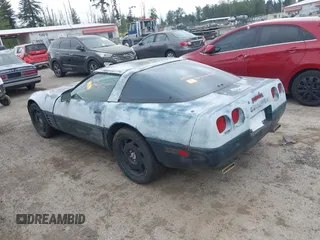 1991 Chevrolet Corvette z VIN 1G1YY2385M5108835, wystawiony jako IAAI lot #42236169 z przebiegiem Nie podano mil oraz . Historia ofert i sprzedaży dostępna na DreamBid. Obrazek 3.