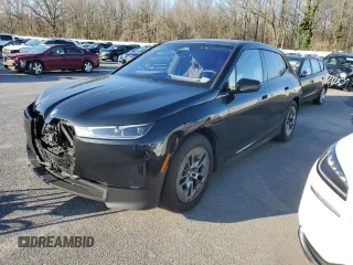 2022 BMW iX xDrive50 z VIN WB523CF09NCK46216, wystawiony jako Copart lot #46918714 z przebiegiem 26 342 mil mil oraz . Historia ofert i sprzedaży dostępna na DreamBid. Obrazek 1.
