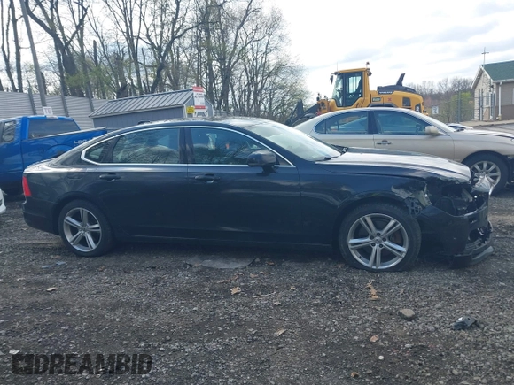 2018 Volvo S90 Momentum with VIN LVY982MK6JP036297, listed as a IAAI auction lot 42094817 with 285,693 mi miles. Bid and sale history available at carsss.com. Image 13.