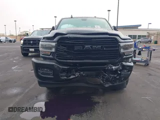 2022 Ram 2500 Laramie z VIN 3C6UR5FL2NG377414, wystawiony jako IAAI lot #41492443 z przebiegiem 100 477 mil mil oraz . Historia ofert i sprzedaży dostępna na DreamBid. Obrazek 6.