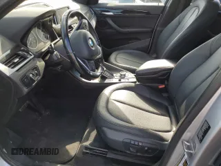 2017 BMW X1 xDrive28i z VIN WBXHT3C33H5F83332, wystawiony jako Copart lot #56971935 z przebiegiem 110 248 mil mil oraz Tytuł czysty. Historia ofert i sprzedaży dostępna na DreamBid. Obrazek 7.
