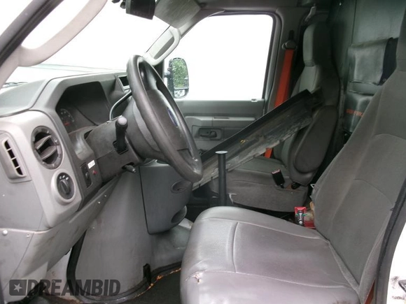 2010 Ford Econoline Cargo Commercial z VIN 1FTNE1EWXADA91640, wystawiony jako IAAI lot #42567163 z przebiegiem 203 011 mil mil oraz . Historia ofert i sprzedaży dostępna na DreamBid. Obrazek 19.