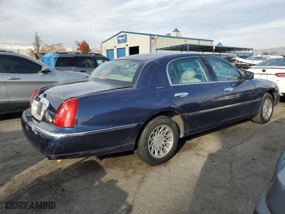 2002 Lincoln Town Car Sig. with VIN 1LNHM82W42Y667158, listed as a Copart auction lot 86111724 with 175,050 mi miles and Salvage Title. Bid and sale history available at carsss.com. Image 3.