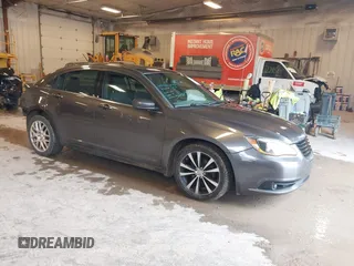 2014 Chrysler 200 Touring z VIN 1C3CCBBG9EN193077, wystawiony jako IAAI lot #42167313 z przebiegiem 144 640 mil mil oraz . Historia ofert i sprzedaży dostępna na DreamBid. Obrazek 1.