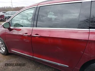 2018 Chrysler Pacifica Limited z VIN 2C4RC1GG3JR171887, wystawiony jako IAAI lot #41734542 z przebiegiem 116 041 mil mil oraz . Historia ofert i sprzedaży dostępna na DreamBid. Obrazek 14.