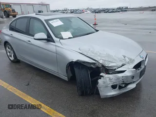 2015 BMW 3 Series 320i xDrive z VIN WBA3C3G57FNS74652, wystawiony jako IAAI lot #41723695 z przebiegiem 146 919 mil mil oraz . Historia ofert i sprzedaży dostępna na DreamBid. Obrazek 1.