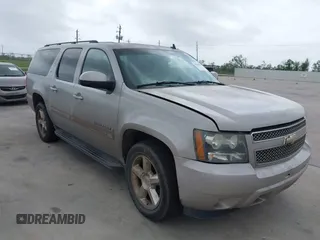 2007 Chevrolet Suburban LT z VIN 1GNFC16J67J350302, wystawiony jako IAAI lot #41940082 z przebiegiem 176 491 mil mil oraz . Historia ofert i sprzedaży dostępna na DreamBid. Obrazek 1.