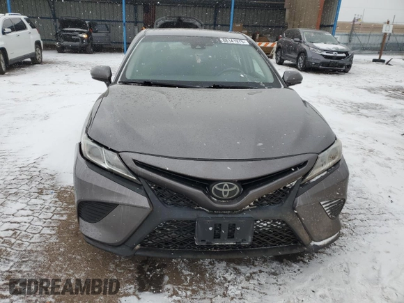 2020 Toyota Camry SE z VIN 4T1G11AK6LU943973, wystawiony jako Copart lot #88141975 z przebiegiem 77 589 mil mil oraz Szkoda całkowita • Salvage title. Historia ofert i sprzedaży dostępna na DreamBid. Obrazek 5.