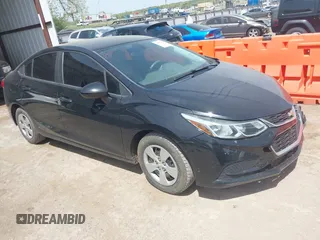 2017 Chevrolet Cruze LS z VIN 1G1BC5SM0H7125444, wystawiony jako IAAI lot #42054524 z przebiegiem 96 310 mil mil oraz . Historia ofert i sprzedaży dostępna na DreamBid. Obrazek 1.