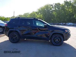 2019 Jeep Cherokee Latitude z VIN 1C4PJMCX2KD473275, wystawiony jako IAAI lot #42276497 z przebiegiem 123 117 mil mil oraz . Historia ofert i sprzedaży dostępna na DreamBid. Obrazek 14.