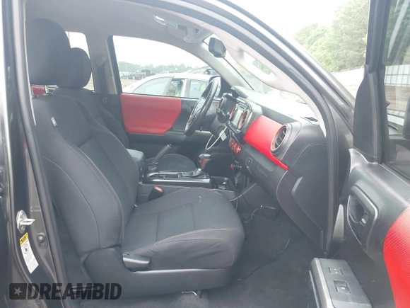 2017 Toyota Tacoma SR5 z VIN 3TMAZ5CN9HM044182, wystawiony jako IAAI lot #42116303 z przebiegiem 92 577 mil mil oraz . Historia ofert i sprzedaży dostępna na DreamBid. Obrazek 5.