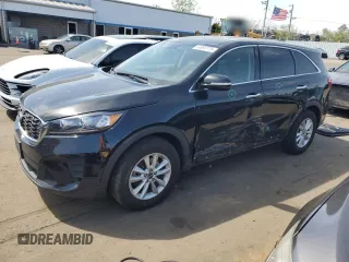 2019 Kia Sorento LX z VIN 5XYPGDA33KG538702, wystawiony jako Copart lot #54883775 z przebiegiem 87 430 mil mil oraz Szkoda całkowita • Salvage title. Historia ofert i sprzedaży dostępna na DreamBid. Obrazek 1.
