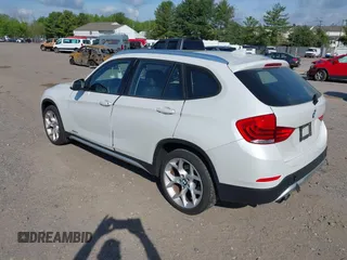 2015 BMW X1 xDrive28i z VIN WBAVL1C56FVY37452, wystawiony jako IAAI lot #42159918 z przebiegiem 70 044 mil mil oraz . Historia ofert i sprzedaży dostępna na DreamBid. Obrazek 3.