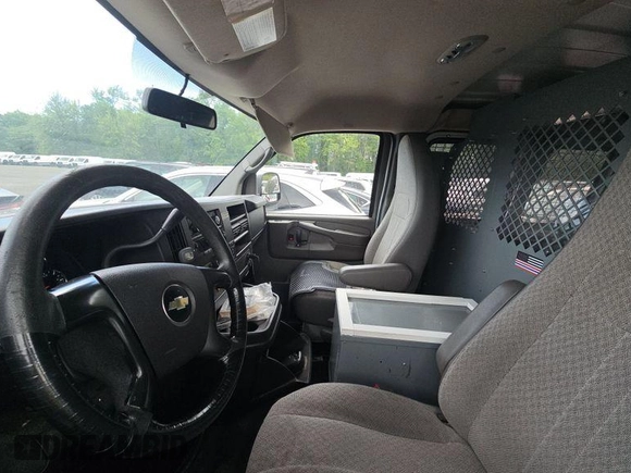 2014 Chevrolet Express Cargo z VIN 1GCSGAFX3E1200712, wystawiony jako IAAI lot #42854205 z przebiegiem 64 421 mil mil oraz . Historia ofert i sprzedaży dostępna na DreamBid. Obrazek 10.