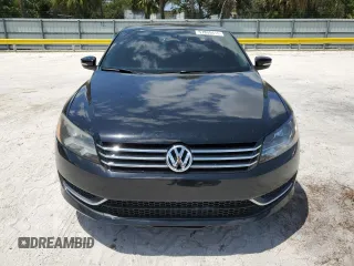 2014 Volkswagen Passat SE z VIN 1VWBT7A34EC077166, wystawiony jako Copart lot #57835415 z przebiegiem 121 814 mil mil oraz Szkoda całkowita • Salvage title. Historia ofert i sprzedaży dostępna na DreamBid. Obrazek 5.