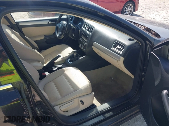 2014 Volkswagen Jetta SE z VIN 3VWD17AJ6EM285061, wystawiony jako IAAI lot #42123807 z przebiegiem 98 000 mil mil oraz . Historia ofert i sprzedaży dostępna na DreamBid. Obrazek 5.
