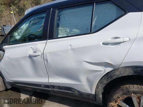 2019 Nissan Kicks SR with VIN 3N1CP5CU1KL538879, listed as a IAAI auction lot 41588710 with 118,002 mi miles. Bid and sale history available at carsss.com. Image 13.
