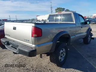 2001 Chevrolet S-10 LS with VIN 1GCCT19W618134483, listed as a IAAI auction lot 41630814 with 1 mi miles. Bid and sale history available at carsss.com. Image 4.
