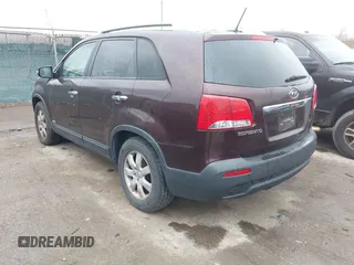 2013 Kia Sorento LX with VIN 5XYKTDA21DG348056, listed as a IAAI auction lot 42020513 with 233,308 mi miles. Bid and sale history available at carsss.com. Image 3.
