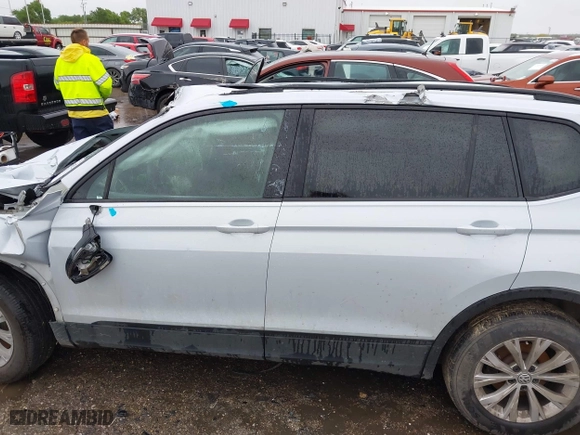 2018 Volkswagen Tiguan S with VIN 3VV1B7AX2JM120062, listed as a IAAI auction lot 41904852 with 166,909 mi miles. Bid and sale history available at carsss.com. Image 15.