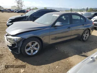2013 BMW 3 Series 328i z VIN WBA3C1C58DF443921, wystawiony jako Copart lot #52677255 z przebiegiem 86 949 mil mil oraz Szkody całkowita. Historia ofert i sprzedaży dostępna na DreamBid. Obrazek 1.