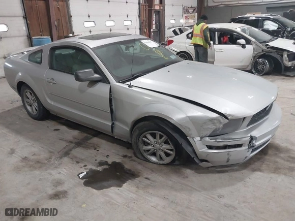 2008 Ford Mustang Deluxe with VIN 1ZVHT80N285185877, listed as a IAAI auction lot 41694049 with 83015 miles. Bid and sale history available at carsss.com. Image 1.