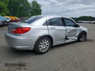 2010 Chrysler Sebring Touring z VIN 1C3CC4FB3AN203543, wystawiony jako Copart lot #57767985 z przebiegiem 152 951 mil mil oraz Szkoda całkowita • Salvage title. Historia ofert i sprzedaży dostępna na DreamBid. Obrazek 3.