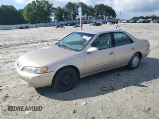 1999 Toyota Camry LE z VIN 4T1BG22K2XU879028, wystawiony jako Copart lot #56132615 z przebiegiem 90 167 mil mil oraz Czysty tytuł • Clean title. Historia ofert i sprzedaży dostępna na DreamBid. Obrazek 1.