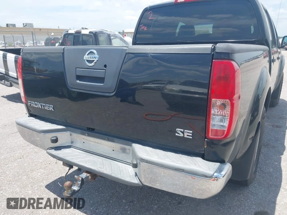 2005 Nissan Frontier LE z VIN 1N6AD07W85C418182, wystawiony jako IAAI lot #42577570 z przebiegiem 204 780 mil mil oraz . Historia ofert i sprzedaży dostępna na DreamBid. Obrazek 6.