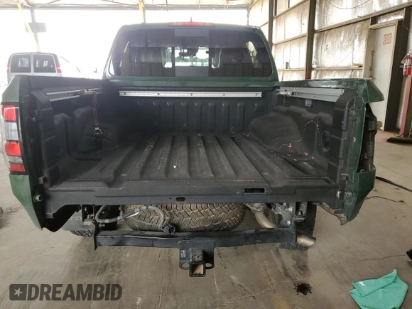 2023 Nissan Frontier Pro-4X z VIN 1N6ED1EK4PN671708, wystawiony jako Copart lot #58271305 z przebiegiem 22 906 mil mil oraz Szkoda całkowita • Salvage title. Historia ofert i sprzedaży dostępna na DreamBid. Obrazek 6.