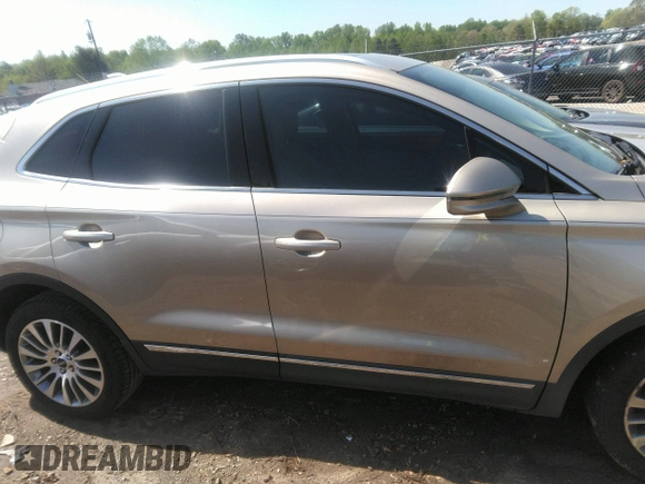 2015 Lincoln MKC z VIN 5LMCJ1A99FUJ41365, wystawiony jako IAAI lot #41985834 z przebiegiem 116 648 mil mil oraz . Historia ofert i sprzedaży dostępna na DreamBid. Obrazek 13.