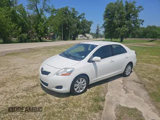 2009 Toyota Yaris z VIN JTDBT903991341371, wystawiony jako Copart lot #57634955 z przebiegiem 205 618 mil mil oraz Tytuł czysty. Historia ofert i sprzedaży dostępna na DreamBid. Obrazek 2.