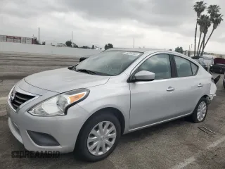 2019 Nissan Versa SV z VIN 3N1CN7AP2KL880467, wystawiony jako Copart lot #56334355 z przebiegiem 61 368 mil mil oraz Szkoda całkowita • Salvage title. Historia ofert i sprzedaży dostępna na DreamBid. Obrazek 1.