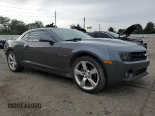 2010 Chevrolet Camaro 2LT z VIN 2G1FC1EV0A9165381, wystawiony jako Copart lot #60524125 z przebiegiem 223 056 mil mil oraz Szkoda całkowita • Salvage title. Historia ofert i sprzedaży dostępna na DreamBid. Obrazek 4.