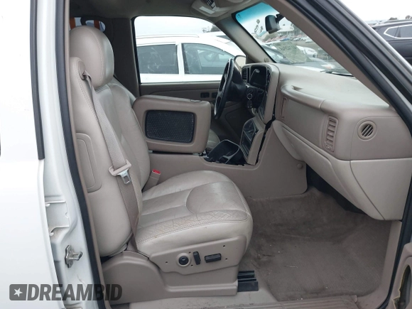 2004 Chevrolet Tahoe LS with VIN 1GNEC13T84J178237, listed as a IAAI auction lot 41742040 with 205,246 mi miles. Bid and sale history available at carsss.com. Image 5.
