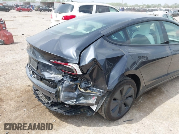 2024 Tesla Model 3 z VIN 5YJ3E1EA5RF870377, wystawiony jako IAAI lot #41933727 z przebiegiem 2 183 mil mil oraz . Historia ofert i sprzedaży dostępna na DreamBid. Obrazek 6.
