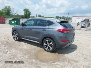 2018 Hyundai Tucson Sport z VIN KM8J3CAL9JU752050, wystawiony jako IAAI lot #42558721 z przebiegiem 173 974 mil mil oraz . Historia ofert i sprzedaży dostępna na DreamBid. Obrazek 3.