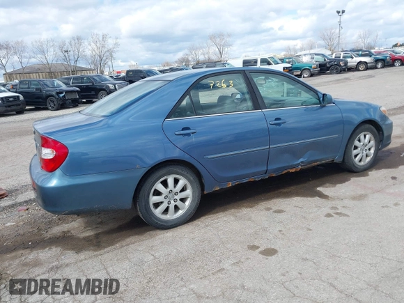 2002 Toyota Camry XLE z VIN 4T1BF32K12U522103, wystawiony jako IAAI lot #42047263 z przebiegiem 293 503 mil mil oraz . Historia ofert i sprzedaży dostępna na DreamBid. Obrazek 4.