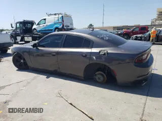 2015 Dodge Charger SXT z VIN 2C3CDXHG7FH765002, wystawiony jako Copart lot #52357755 z przebiegiem 132 453 mil mil oraz Szkoda całkowita • Salvage title. Historia ofert i sprzedaży dostępna na DreamBid. Obrazek 2.