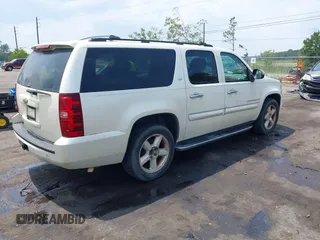 2008 Chevrolet Suburban LTZ z VIN 1GNFC16JX8R252506, wystawiony jako IAAI lot #42402610 z przebiegiem 308 625 mil mil oraz . Historia ofert i sprzedaży dostępna na DreamBid. Obrazek 4.