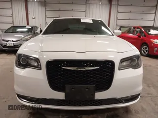 2015 Chrysler 300 S z VIN 2C3CCAGG7FH923212, wystawiony jako IAAI lot #42212494 z przebiegiem 105 000 mil mil oraz . Historia ofert i sprzedaży dostępna na DreamBid. Obrazek 12.
