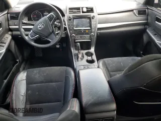 2017 Toyota Camry XLE z VIN 4T1BF1FK0HU388515, wystawiony jako Copart lot #59180025 z przebiegiem 107 443 mil mil oraz Czysty tytuł • Clean title. Historia ofert i sprzedaży dostępna na DreamBid. Obrazek 8.