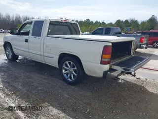 2000 GMC New Sierra 1500 SL with VIN 2GTEC19V0Y1286871, listed as a IAAI auction lot 41752865 with 298,925 mi miles. Bid and sale history available at carsss.com. Image 3.