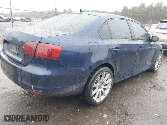 2011 Volkswagen Jetta Sedan SE w/Convenience & Sunroof PZEV with VIN 3VWDZ7AJ6BM326180, listed as a IAAI auction lot 41978482 with 137,189 mi miles. Bid and sale history available at carsss.com. Image 4.