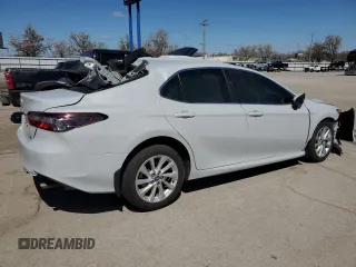 2024 Toyota Camry LE z VIN 4T1C11AK0RU197821, wystawiony jako Copart lot #52981825 z przebiegiem 35 396 mil mil oraz Szkody całkowita. Historia ofert i sprzedaży dostępna na DreamBid. Obrazek 3.