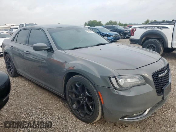 2019 Chrysler 300 S z VIN 2C3CCABG3KH516666, wystawiony jako Copart lot #56636845 z przebiegiem 150 570 mil mil oraz Szkoda całkowita • Salvage title. Historia ofert i sprzedaży dostępna na DreamBid. Obrazek 4.